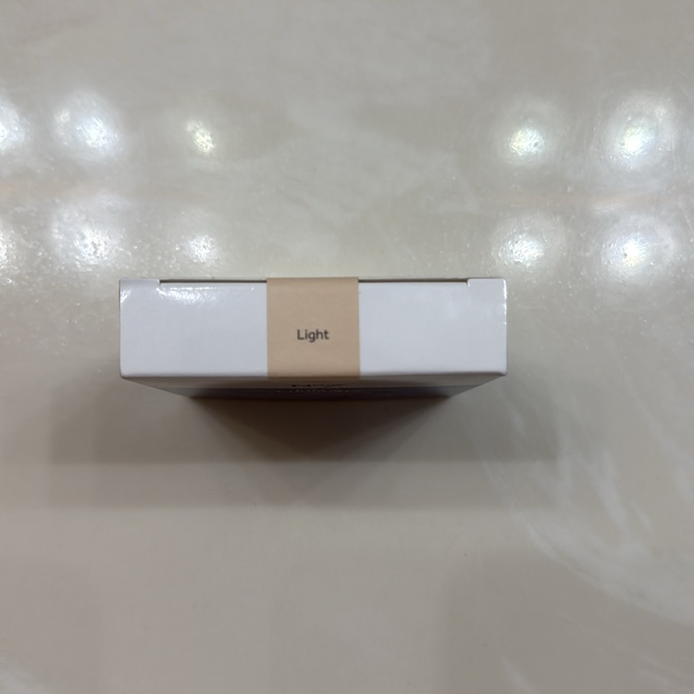 No7 Lift & Luminate Triple Action Translucent Finishing Powder - Light - Picture 3 of 3